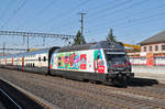 Re 460 099-5, mit der Gottardo/Mobiliar Werbung, durchfährt den Bahnhof Rothrist.