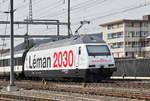 Re 460 075-5, mit der Léman 2030 Werbung, durchfährt den Bahnhof Sissach.