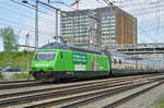 Re 460 080-5, mit der Migros Werbung, durchfährt den Bahnhof Muttenz.