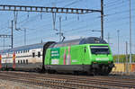 Re 460 080-5, mit der Migros Werbung, durchfährt den Bahnhof Muttenz. Die Aufnahme stammt vom 30.04.2017.