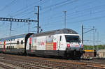Re 460 086-2, mit der TGV Lyria Werbung, durchfährt den Bahnhof Muttenz.