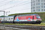 Re 460 065-6, mit der COOP Werbung, durchfährt den Bahnhof Pratteln. Die Aufnahme stammt vom 01.06.2017.