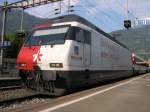 Die SBB 460 090 wirbt am 29.04.07 in Arth-Goldau in französischer Sprache für die Eröffnung des Lötschberg-Basistunnel.
