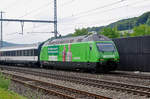 Re 460 080-5, mit der Migros Werbung, durchfährt am den Bahnhof Gelterkinden.