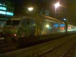 Am spten Abend steht die Re 460 Werbelok, am 30.9.03, in Zug