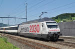 Re 460 075-5, mit der Léman 2030 Werbung, durchfährt den Bahnhof Gelterkinden.