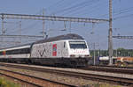 Re 460 044-1, mit der Gottardo 2016 Werbung, durchfährt den Bahnhof Muttenz.
