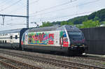 Re 460 099-5, mit der Mobiliar/Gottardo 2016 Werbung durchfährt den Bahnhof Gelterkinden.