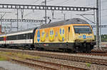 Re 460 029-2, mit der Chiquita Werbung, durchfährt den Bahnhof Muttenz.