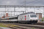 Re 460 044-1, mit der Gottardo 2016 Werbung, durchfährt zum Bahnhof Muttenz.