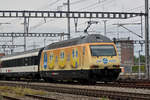 Re 460 029-2, mit der Chiquita Werbung, durchfährt den Bahnhof Muttenz. Die Aufnahme stammt vom 08.09.2017.
