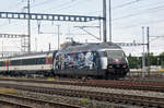 Re 460 028-4 , mit der Personal Werbung SBB, durchfährt den Bahnhof Muttenz.
