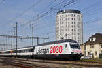 Re 460 075-5, mit der Léman 2030 Werbung, durchfährt den Bahnhof Pratteln. Die Aufnahme stammt vom 29.09.2017.