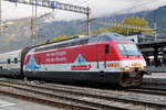 Re 460 065-6, mit der COOP Werbung, wartet im Bahnhof Interlaken Ost. Die Aufnahme stammt vom 03.10.2017.