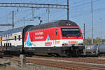 Re 460 065-6, mit der COOP Werbung, durchfährt den Bahnhof Muttenz.