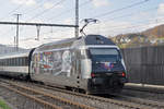 Re 460 028-4, mit der SBB Personal Werbung, durchfährt den Bahnhof Gelterkinden.