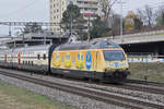 Re 460 029-2, mit der Chiquita Werbung, Richtung Bahnhof Muttenz.