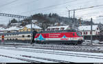 Nachdem ich die Lok gestern in Bassersdorf verpasst habe, hat es heute zufällig doch noch ein Bild gegeben.<br>
Re 460 065 mit Werbung für Pro Montagna mit einem IC 1 Genève Aéroport - St. Gallen am 18. Dezember 2017 bei der Durchfahrt in Winterthur Grüze.