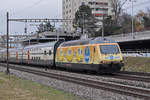 Re 460 029-2, mit der Chiquita Werbung, fährt Richtung Bahnhof Muttenz.