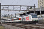 Re 460 075-5, mit der Léman 2030 Werbung, fährt Richtung Bahnhof Muttenz. Die Aufnahme stammt vom 05.02.2018.