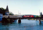 SBB: Re 460 037-5 beim Passieren der Aarebrücke Solothurn im August 1999.
Foto: Walter Ruetsch