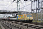 Re 460 029-2, mit der Chiquita Werbung, durchfährt den Bahnhof Muttenz. Die Aufnahme stammt vom 09.03.2018.
