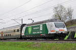 Re 460 001-1, mit der Naturaplan Werbung für COOP, fährt Richtung Bahnhof Sissach.