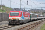 Re 460 065-6, mit der COOP Werbung, durchfährt den Bahnhof Gelterkinden. Die Aufnahme stammt vom 14.04.2018.
