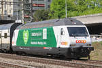 Re 460 001-1, mit der Werbung für 25 Jahre Naturaplan von COOP, fährt Richtung Bahnhof Muttenz.