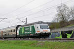 Re 460 001-1, mit der Werbung für 25 Jahre Naturaplan von COOP, fährt Richtung Bahnhof Sissach.