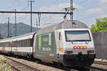 Re 460 001-1, mit der Werbung für 25 Jahre Naturaplan von COOP, durchfährt den Bahnhof Gelterkinden. Die Aufnahme stammt vom 19.06.2018.
