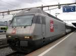 Mit einem IC nach Interlaken steht am 27.05.2007 die für das schweizer Fernsehen werbende Re 460 107-6 in Thun.