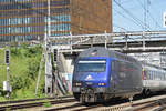 Re 460 031-8, mit der Ceneri 2020 Werbung, durchfährt den Bahnhof Muttenz.
