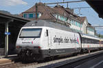 Re 460 071-4, mit der Helvetia Werbung, wartet beim Bahnhof Thun. Die Aufnahme stammt vom 30.07.2018.