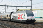 Re 460 075-5 mit der Léman 2030 Werbung, durchfährt den Bahnhof Rothrist.