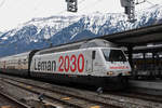 Re 460 075-5 mit der Léman 2030 Werbung, wartet im Bahnhof Interlaken Ost.