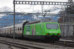 Re 460 080-5 mit der Migros Werbung, fährt beim Bahnhof Spiez ein.
