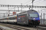 Re 460 031-8 mit der Ceneri 2020 Werbung, durchfährt den Bahnhof Muttenz.