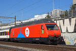 Re 460 058-1 mit der Werbung für 100 Jahre Zirkus Knie, fährt Richtung Bahnhof Muttenz.