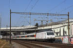 Re 460 113-4 mit der Werbung für 100 Jahre SEV, fährt Richtung Bahnhof Muttenz.