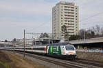 Re 460 001-1 mit der Werbung für 25 Jahre Naturaplan von COOP, fährt Richtung Bahnhof Muttenz.