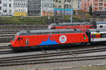 Re 460 058-1 mit der Werbung für 100 Jahre Zirkus Knie, verlässt den Bahnhof SBB.