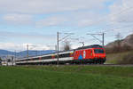 Re 460 058-1 mit der Werbung für 100 Jahre Zirkus Knie, fährt Richtung Bahnhof Sissach.