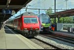 Re 460 058-1  La Côte  SBB, mit Werbung für 100 Jahre Circus Knie, als IC 1076 (IC 6) von Domodossola (I) nach Basel SBB (CH) erreicht den Bahnhof Thun (CH) auf Gleis 3.