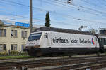 Re 460 071-4 mit der Helvetia Werbung, durchfährt den Bahnhof Pratteln.