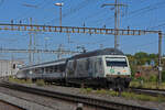 Re 460 041-7 mit der COOP Werbung, durchfährt den Bahnhof Pratteln. Die Aufnahme stammt vom 19.07.2022.