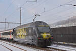 Re 460 072-2 durchfährt am 12.12.2022 den Bahnhof Gelterkinden.