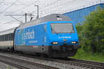 Re 460 011-0 mit der Werbung für Glas Trösch, fährt am 03.06.2024 Richtung Station Itingen.