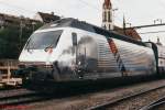 Eine hier noch nicht gesehene Werbelok!  Re 460 084-7 mit Werbung  150 Jahre Schweizer Bahnen  und komplett in Silber am 10.05.1997 in St.