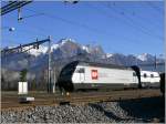 Das Schweizer Fernsehen schiebt mit ihrer Re 460 einen IC/Dosto am Falknis vorbei Richtung Chur. (29.01.2008)